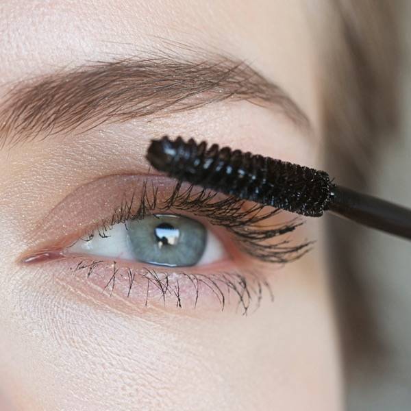 Want to Accentuate Your Eyes? Learn How to Apply Mascara Like a Pro!