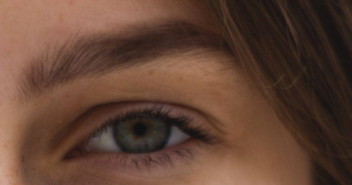 A Step-By-Step Guide to Plucking Your Eyebrows